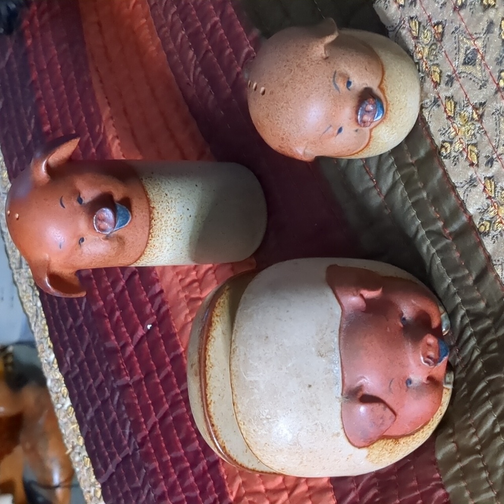 GIFTCRAFT* pottery stoneware pig salt and pepper and napkin holder set, plugs in